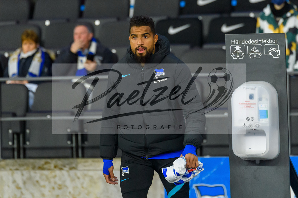 BSCFCB20220123_213 | Fussball, Herren: Kevin-Prince Boateng (Hertha BSC) schaut bei dem Spiel der 1. Bundesliga zwischen Hertha BSC und FC Bayern Muenchen im Olypiastadion am 23.01.2022 in Berlin, Deutschland.DFB / DFL REGULATIONS PROHIBIT ANY USE OF PHOTOGRAPHS AS IMAGE SEQUENCES AND/OR QUASI-VIDEO. - Realisiert mit Pictrs.com