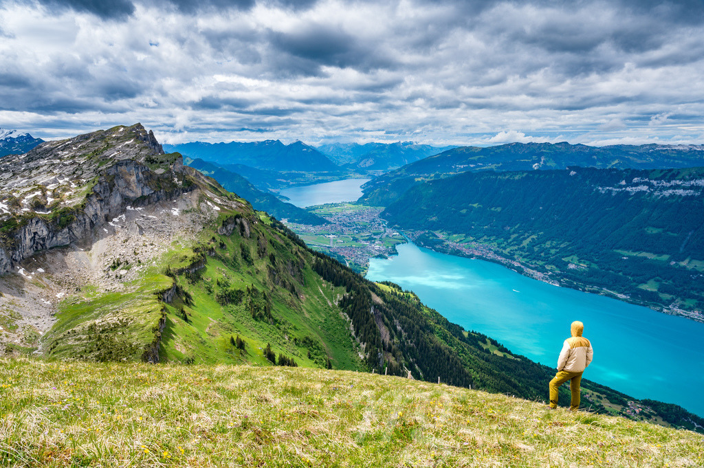 Wanderer geniesst Aussicht auf Interlaken und Brienzersee | Die ideale Geschenkidee für Naturliebhaber. Naturbilder von Marcel Gross Photography für ihr Zuhause in den verschiedensten Formaten und Materialien. - Realisiert mit Pictrs.com