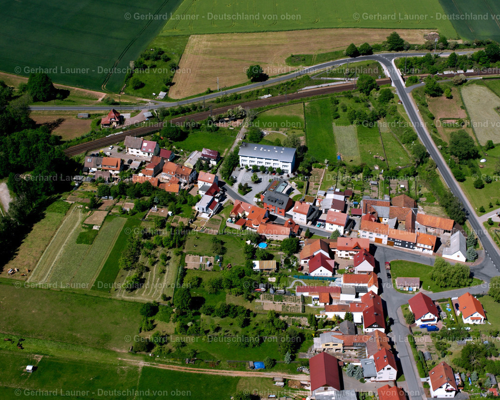 2634464 | HAUSEN 09.06.2006 Landwirtschaftliche Nutzflächen und Feldgrenzen  umsäumen das Siedlungsgebiet des Dorfes in Hausen im Bundesland Thüringen, Deutschland // Agricultural land and field boundaries surround the settlement area of the village  in Hausen in the state Thuringia, Germany Foto: Gerhard Launer