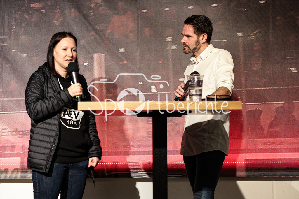 Saisonabschluss Augsburger Panther | Daniela WIEDEMANN vom AEV (Preistraegerin DEL AWARD) mit Alex KUNZ