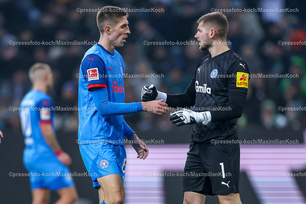 BMG14122401062 | 14.12.2024, Fußball, Borussia Mönchengladbach - Holstein Kiel, 1. Fußball Bundesliga, Borussia-Park, Saison 2024 2025: Marko Ivezic (Kiel #6) neben Torwart Timon Weiner (Kiel #1)DFB regulations prohibit any use of photographs as image sequences and or quasi-video.