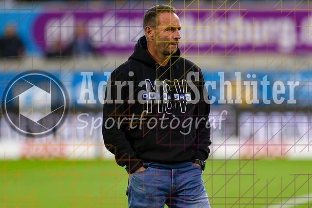 MSV Duisburg vs FC Hansa Rostock - 3. Liga | Duisburg, Deutschland, 03.10.25:   Trainer Dietmar Hirsch (MSV Duisburg) schaut waehrend des Spiels der 3. Liga MSV Duisburg vs FC Hansa Rostock in der schauinsland-reisen-arena(Foto von Brauer-Fotoagentur / Adrian Schlueter)