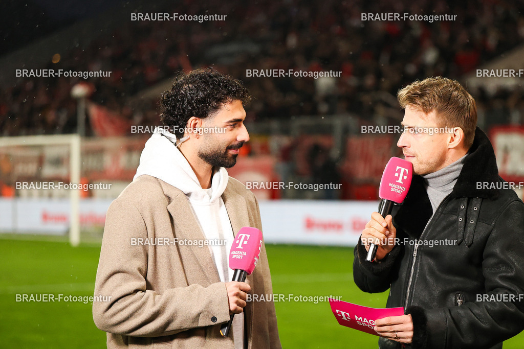 Rot-Weiss Essen - 1.Fc Schweinfurt | Essen, Deutschland, 02.11.2025 Ekin Çelebi (1.FC Schweinfurt)  gibt ein Interviewwährend des 3.Liga Spiels zwischen  Rot-Weiss Essen und 1.Fc Schweinfurt am 02.11.2025 im Stadion an der Hafenstraße in Essen. (Foto von Timo Bluhmki-Schmidt/Brauer Fotoagentur