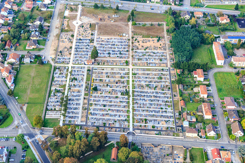 Aerial view: Cemetery of Bischwiller in Bischwiller in the state Bas-Rhin, France. – Photo: IMG_074275.jpg taken on 10/04/2014 by Werner Riehm/FLY-FOTO.com – Resolution of the original: 5271 x 3514 px – WWW.BISCHWILLER.COM