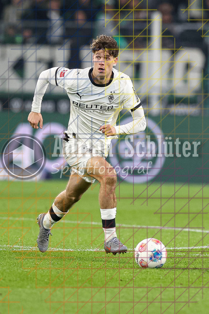 Borussia Mönchengladbach vs SC Freiburg - Bundesliga  | Mönchengladbach, Deutschland, 05.10.25:   Philipp Sander (Borussia Mönchengladbach) in Aktion am Ball, Einzelaktion waehrend des Spiels der Bundesliga zwischen Borussia Mönchengladbach vs SC Freiburg im Stadion im Borussia Park(Foto von Brauer-Fotoagentur / Adrian Schlueter)