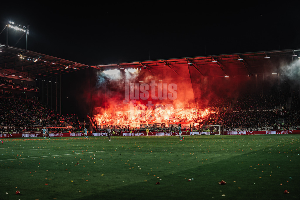 Fußball | Männer | Saison 2025/2026  | Fußball-Bundesliga | 11. Spieltag | FC St. Pauli vs. 1. FC Union Berlin | 23.11.2025 | Pyrotechnik im Auswärtsfanblock von Union Berlin Choreo