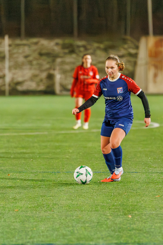 FCHFCE_251121_2561 | 1.FC Heidenheim 1846 II vs. FC Ellwangen II, Fußball, Frauen, Bezirksliga, 2025/2026, 10. Spieltag, 22.11.2025 in Heidenheim, Kunstrasen b. Voith-Arena West, Flutlichtspiel(Foto: Michael Bulling) - Realisiert mit Pictrs.com