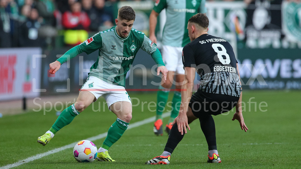 Fussball, Bundesliga, SV Werder Bremen - SC Freiburg | v.li.: Romano Schmid (SV Werder Bremen, 20) und Maximilian Eggestein (SC Freiburg, 8) im Zweikampf, Duell, Dynamik, Aktion, Action, Spielszene, DIE DFL-RICHTLINIEN UNTERSAGEN JEGLICHE NUTZUNG VON FOTOS ALS SEQUENZBILDER UND/ODER VIDEOÄHNLICHE FOTOSTRECKEN. DFL REGULATIONS PROHIBIT ANY USE OF PHOTOGRAPHS AS IMAGE SEQUENCES AND/OR QUASI-VIDEO.