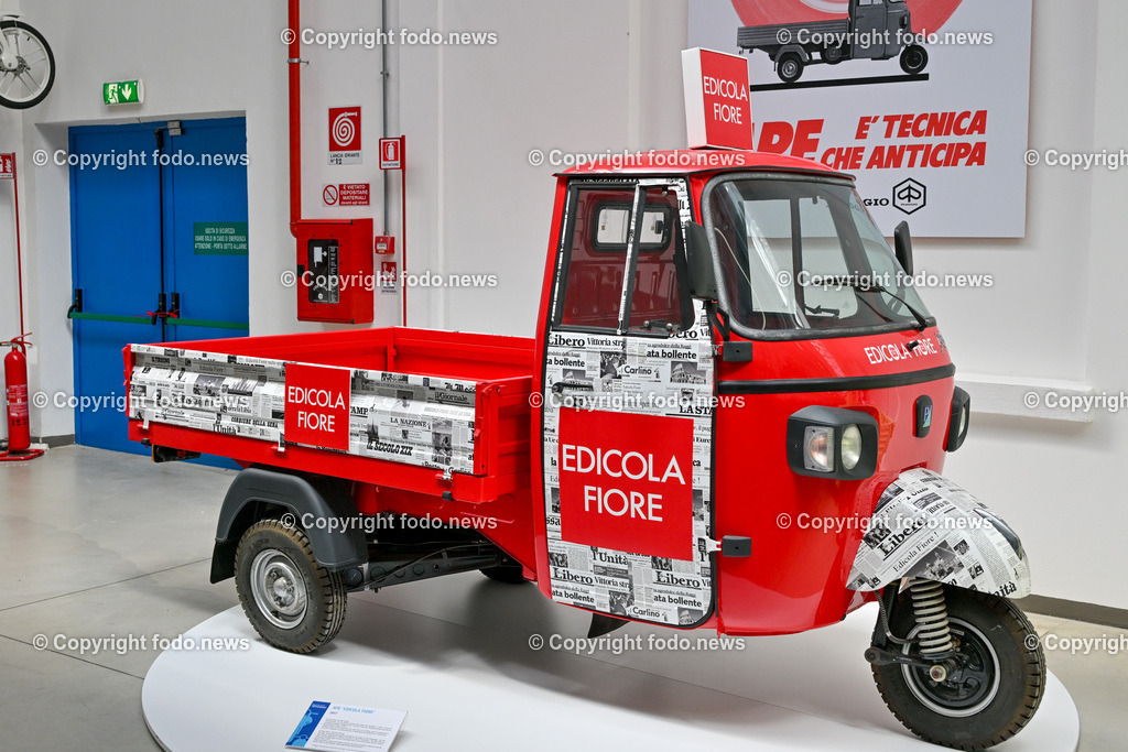 Italien_ Toskana_ Provinz Pisa_ Pontedera_ Vespa_ 29.05.2024-87 | 29.05.2024, Italien, ITA, Toskana, Pontedera im Bild Piaggio, Vespa, Museum

Piaggio ist ein italienischer Fahrzeughersteller mit Sitz in Pontedera. Das Unternehmen produziert verschiedene Mofas und Motorroller, unter anderem die Vespa, das Lastendreirad Ape sowie den Kleintransporter Porter. Zum Konzern gehören auch die Motorradmarken Aprilia, Derbi, Gilera, Laverda und Moto Guzzi. 
Quelle: Wikipedia