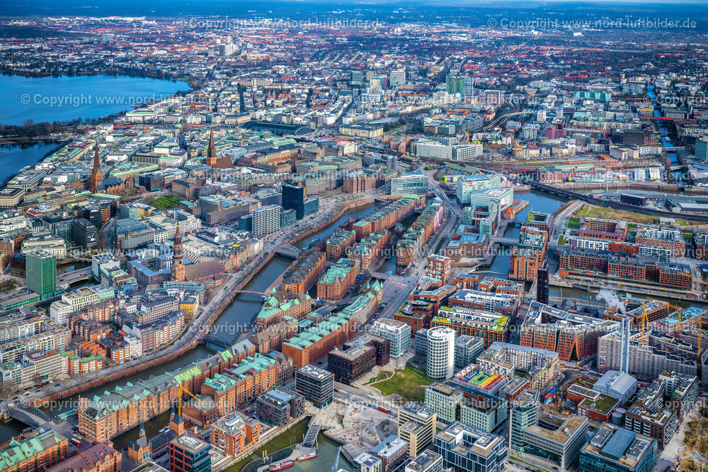 Hamburg_Mitte_ELS_3131040223 | HAMBURG 04.02.2023 Stadtzentrum der Speicherstadt im Innenstadtbereich am Ufer des Flußverlaufes des Zollkanal im Ortsteil Altstadt in Hamburg, Deutschland. // City center in the downtown area Speicherstadt on the banks of river course Zollkanal in the district Altstadt in Hamburg, Germany. Foto: Martin Elsen