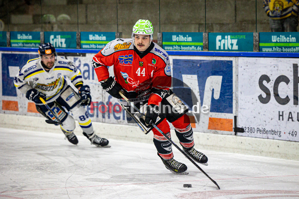 TSV Peißenberg MINERS gegen EHC Waldkraiburg DIE LÖWEN | Eishockey Bayernliga Herren Vorrunde 2024/25, TSV Peißenberg MINERS gegen EHC Waldkraiburg DIE LÖWEN, 20250124,Martin LIDL (MINERS 44) am Puck,2025-01-24 in Peißenberg (Eisstadion Peißenberg)Martin LIDL (MINERS 44)Copyright: WolfgangxLindner foto-lindner.de