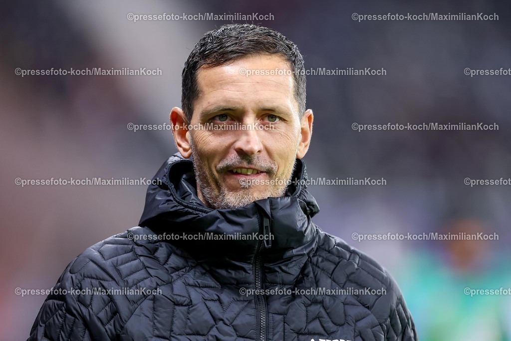 SGE30112501014 | 30.11.2025, Fußball, Eintracht Frankfurt - VfL Wolfsburg, 1. Fußball Bundesliga, 12. Spieltag, Deutsche-Bank-Park (Frankfurt am Main), Saison 2025 2026: Cheftrainer Dino Toppmöller (Eintracht Frankfurt #hc) vor dem Spiel  DFB Regulations prohibit any use of photographs as image sequences and or quasi-video.