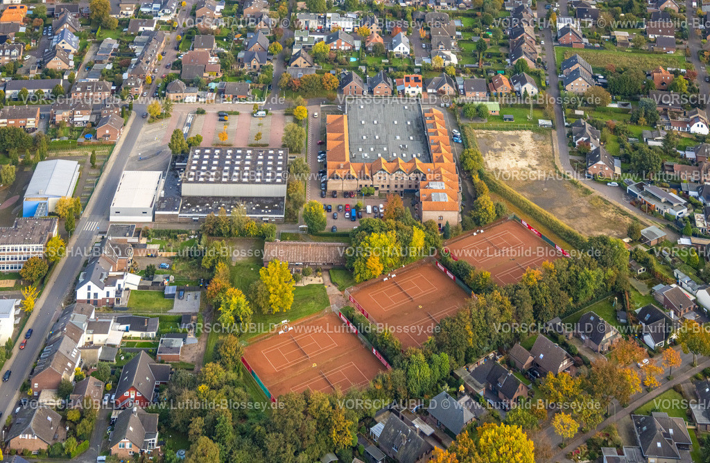 Goch241014515 | Luftbild, Sport- und Tagungshotel De Poort,  Tennisanlage Tennisklub Rot-Weiss Goch e.V., Sporthalle mit Parkplatz der Gesamtschule, Brachfläche an der Dr.-Arens-Straße, Goch, Niederrhein, Nordrhein-Westfalen, Deutschland