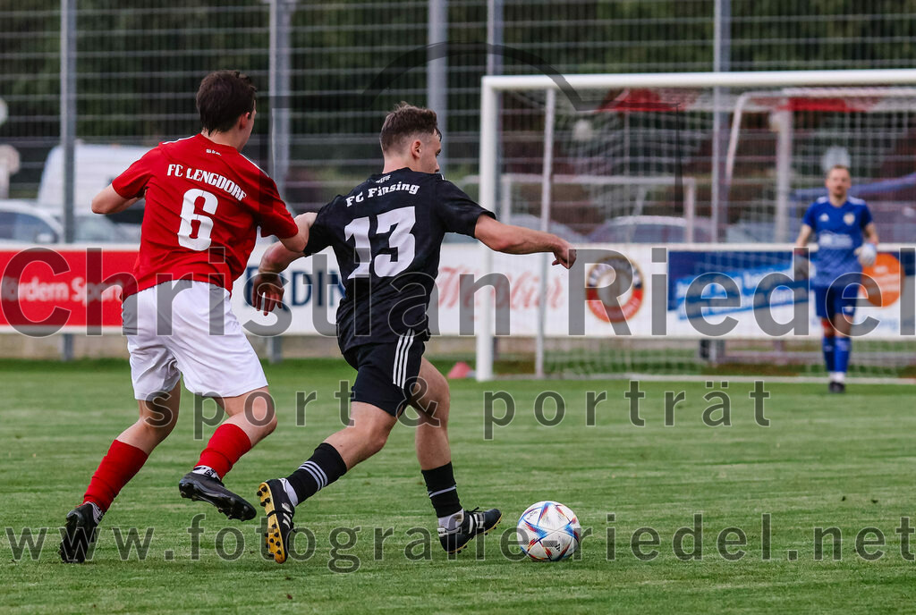 2023-08-25_098_FC_Finsing_gegen_FC_Lengdorf | Finsing, Deutschland, 25.08.2023:
Fußball, Kreisliga 2023 / 2024, 6. Spieltag, FC Finsing gegen FC Lengdorf, Endergebnis: 5:0

Martin Rott (FC Lengdorf, #6), Patrick Forchhammer (FC Finsing, #13)

Foto: Christian Riedel / fotografie-riedel.net