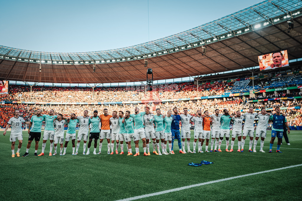 Fußball | Herren | UEFA-Fußball-Europameisterschaft 2024 | Gruppe D | Niederlande vs. Österreich | 25.06.2024 | Die Mannschaft aus Österreich feiert den Sieg