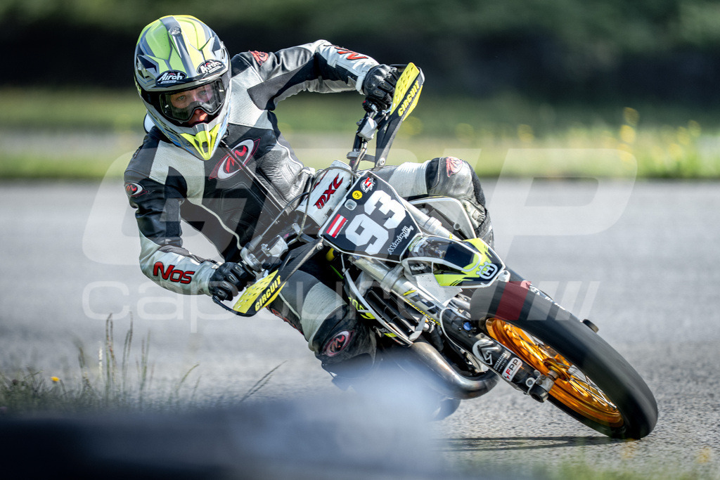 G-Cup + Supermoto Staatsmeisterschaft + Hungarian Supermoto Championship | GRIPcapture steht für authentische Sportfotografie in Österreich – für Momente, die mehr sind als Geschwindigkeit oder Ergebnis. Es geht um Emotion, Spannung, Fokus und den Augenblick, der oft nur einen Wimpernschlag dauert.Ob Motorsport, Teamsport oder 