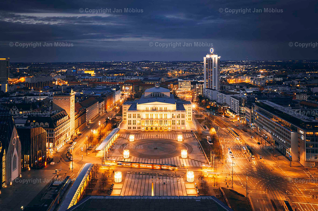 Leipzig von oben | Die Leipzig Skyline von oben ist ein echtes Highlight für Fotofans, Städtereisende und alle, die Leipzigs Kontraste zwischen Historie und Moderne schätzen – von City-Hochhäusern über Uni-Riese bis Völkerschlachtdenkmal und jede Menge Grün drumherum. - Realisiert mit Pictrs.com