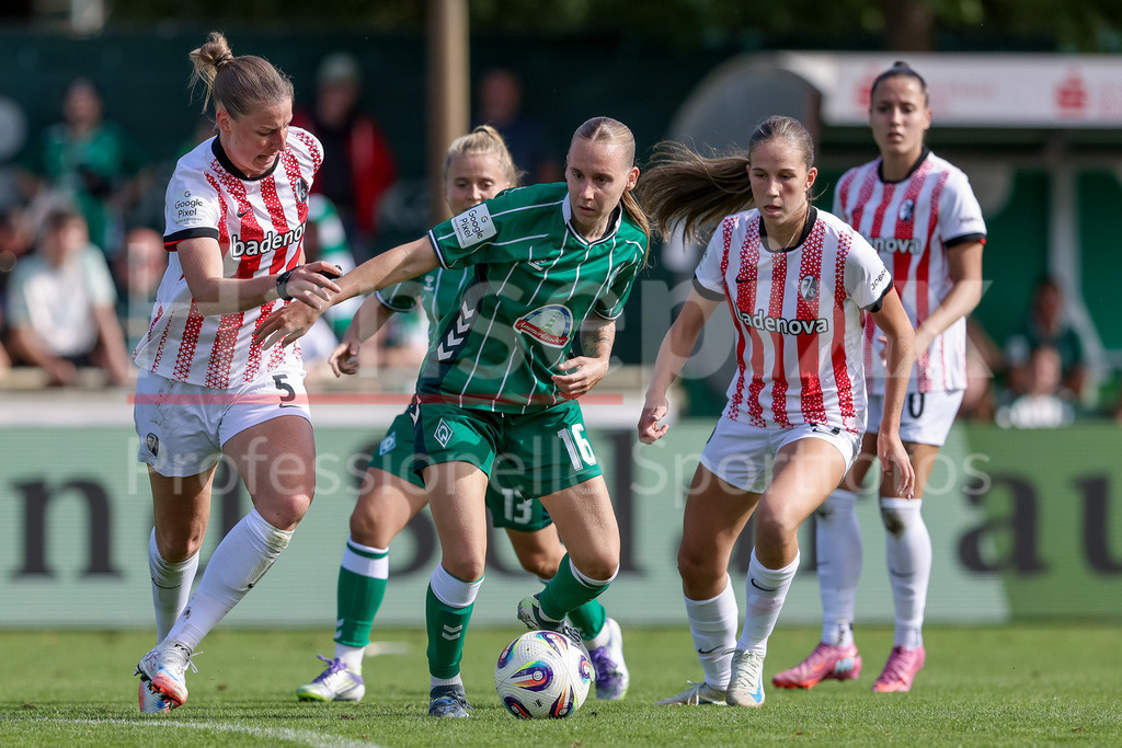 Fussball, Google Pixel Frauen-Bundesliga, SV Werder Bremen - SC Freiburg | v.li.: Julia Stierli (SC Freiburg, 5) und Emöke Papai (SV Werder Bremen, 16) im Zweikampf, Duell, Dynamik, Aktion, Action, Spielszene, DIE DFB-RICHTLINIEN UNTERSAGEN JEGLICHE NUTZUNG VON FOTOS ALS SEQUENZBILDER UND/ODER VIDEOÄHNLICHE FOTOSTRECKEN. DFB REGULATIONS PROHIBIT ANY USE OF PHOTOGRAPHS AS IMAGE SEQUENCES AND/OR QUASI-VIDEO.