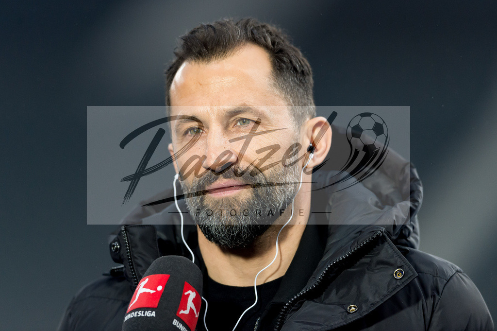 BSCFCB20220123_171 | Fussball, Herren: Sport-Vorstand Hasan Salihamidzic (FC Bayern Muenchen) im Interview bei dem Spiel der 1. Bundesliga zwischen Hertha BSC und FC Bayern Muenchen im Olypiastadion am 23.01.2022 in Berlin, Deutschland.DFB / DFL REGULATIONS PROHIBIT ANY USE OF PHOTOGRAPHS AS IMAGE SEQUENCES AND/OR QUASI-VIDEO. - Realisiert mit Pictrs.com