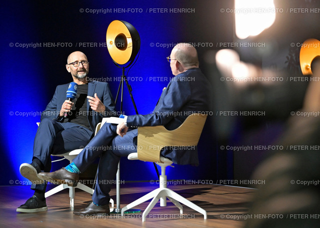 20221019-2130-buchmesse-HEN-FOTO | 19.10.2022 Buchmesse Frankfurt Messegelände ARD Bühne Forum Buchbesprechung Der betrunkene Berg v. li. Heinrich Steinfest - Moderator Denis Scheck (Foto: Peter Henrich) - Realisiert mit Pictrs.com