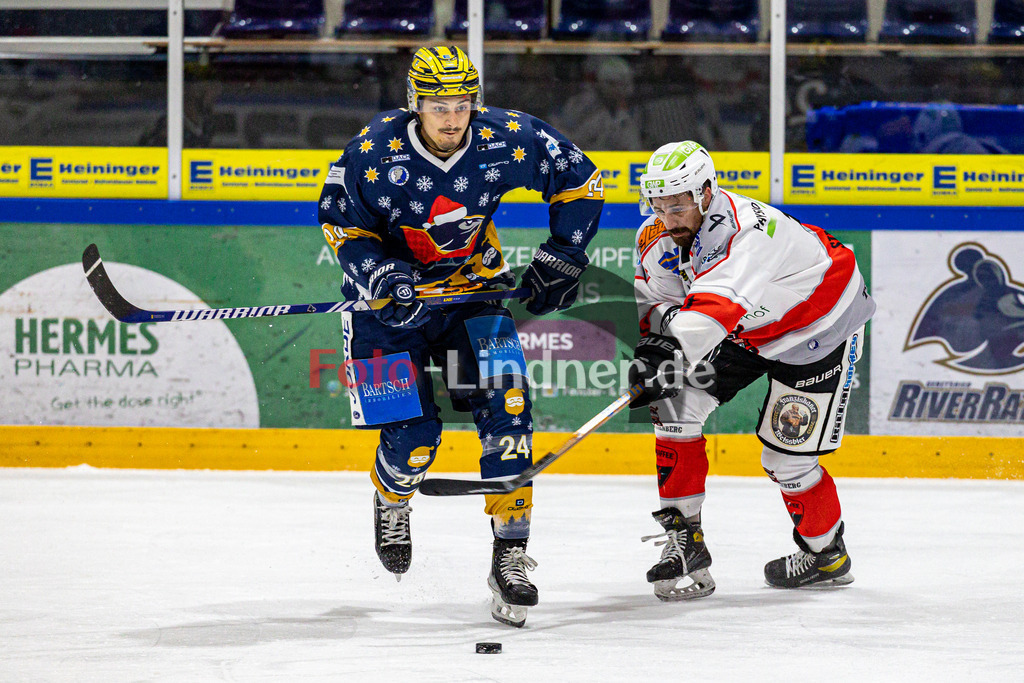 TSV Peißenberg Miners vs ESC River Rats Geretsried | Eishockey Bayernliga 2023/2024, TSV Peißenberg Miners vs ESC River Rats Geretsried,
Duell zwischen Stefano RIZZO (River Rats 24) und Florian SIMON (Miners 11),
2023-12-26 in Geretsried (Eisstadion)
24 Stefano RIZZO (River Rats 24), 11 Florian SIMON (Miners 11)
Copyright: WolfgangxLindner foto-lindner.de