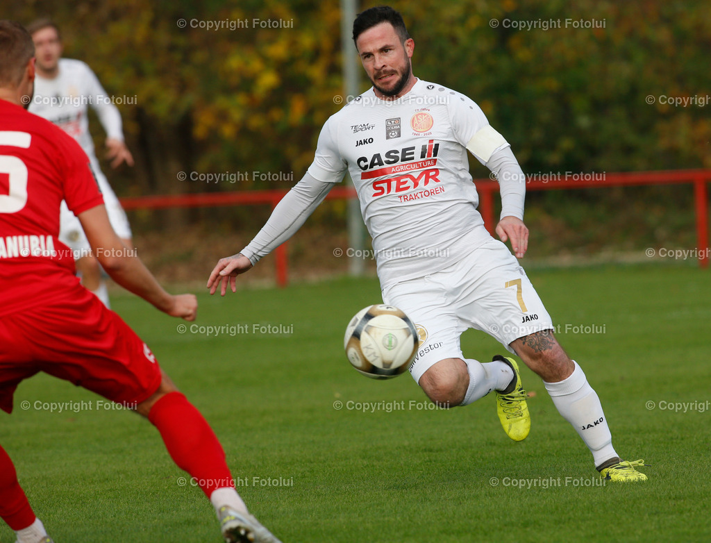 A_LUI_05112022_13 | SPORT FUSSBALL LT1 OOE LIGA ASKOE OEDT-ASK CARE IH STEYR ST.VALENTIN 05.11.2022 IM BILD: (OEDT) UND MICHAEL GUSELBAUER (ASK ST.VALENTIN) FOTO:FOTOLUI
