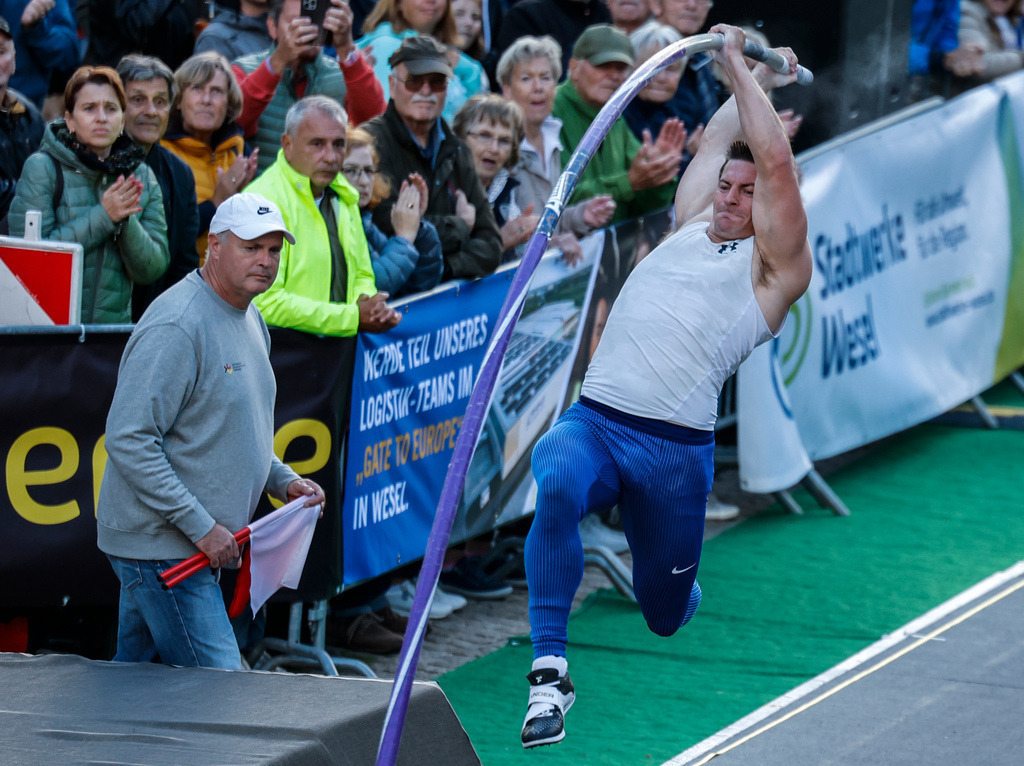 top-top.de 240913-189 | Foto, Video, Fotografie, Videografie, Fotobox, DJ, Discjockey, Musik, Musikbox, Veranstaltung, Photobooth, Amazon, Ebay, Buchtipp, Bestseller, Autor, Verlag, Buch, Wesel, Hamminkeln, NRW, Dinslaken, Rees, Drohne, Hochzeit, Party, Fotobox, Wesel, Fotograf