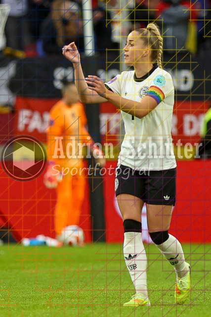 Deutschland vs Frankreich - Halbfinale - UEFA Women's Nations League | Düsseldorf, Deutschland, 24.10.25:   Giulia Gwinn ( Deutschland ) gestikuliert, Gestik waehrend des Halbfinals der UEFA Women's Nations League zwischen Deutschland vs Frankreich in der Merkur-Spiel-Arena(Foto von Brauer-Fotoagentur / Adrian Schlueter)