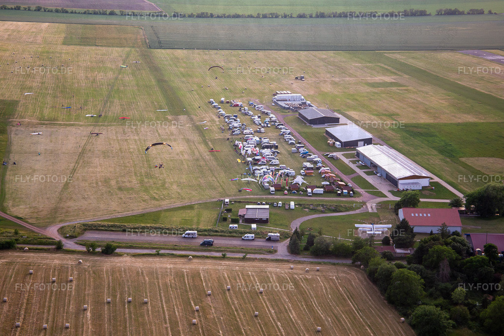 Motorschirme am Flugplatz Ballenstedt http://www.flugplatz-ballenstedt.de/ | Luftbild: Motorschirme am Flugplatz Ballenstedt http://www.flugplatz-ballenstedt.de/ im Ortsteil Asmusstedt in Ballenstedt im Bundesland Sachsen-Anhalt in Deutschland. Foto: IMG_136360.jpg vom 15.06.2023 durch ©2025 Werner Riehm fly-foto.de/copyright - Realisiert mit Pictrs.com