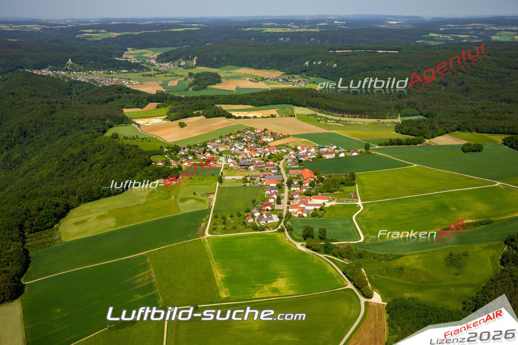 Das Luftbild zeigt Hard Wellheim - Die Luftaufnahme wurde 2023 vom UL-Flugzeug aus erstellt ( keine Drohne ) - Hochauflösende Luftaufnahme - Für grossformatige Ausdrucke geeignet. Die Geschenkidee !Mit Lizenz und Bildrechte bestellbar