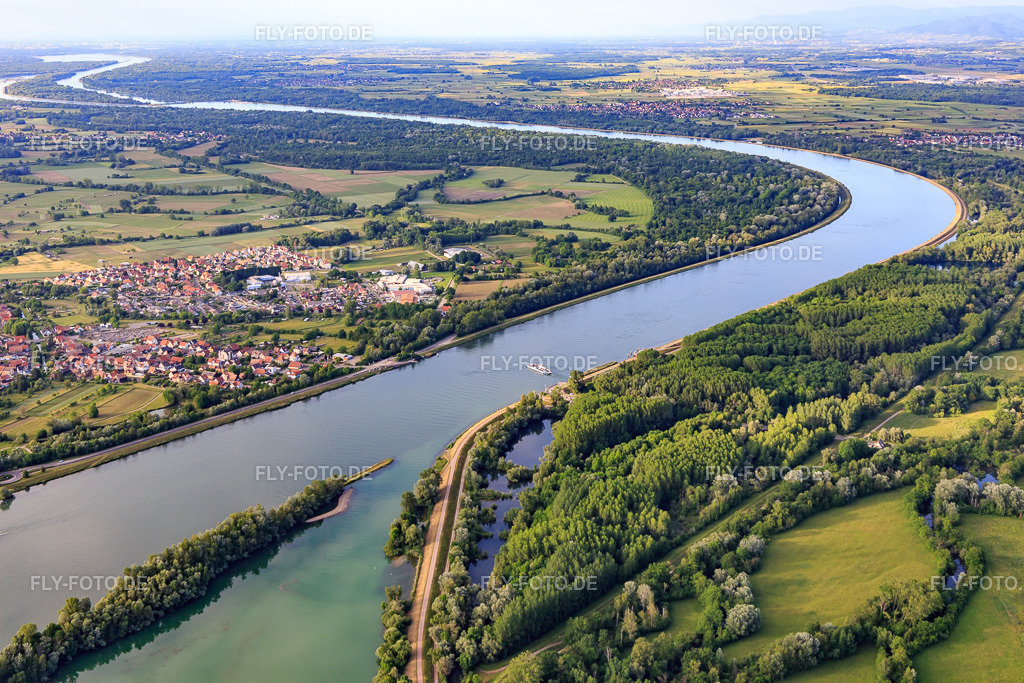 Fähre Rhinau-Kappel über den Rhein https://inforoute.alsace.eu/#bacs | Luftbild: Fähre Rhinau-Kappel über den Rhein https://inforoute.alsace.eu/#bacs im Ortsteil Rheinau in Ortenaukreis im Bundesland Baden-Württemberg in Deutschland. Foto: IMG_147332.jpg vom 29.05.2025 durch Werner Riehm/FLY-FOTO.de - Realisiert mit Pictrs.com