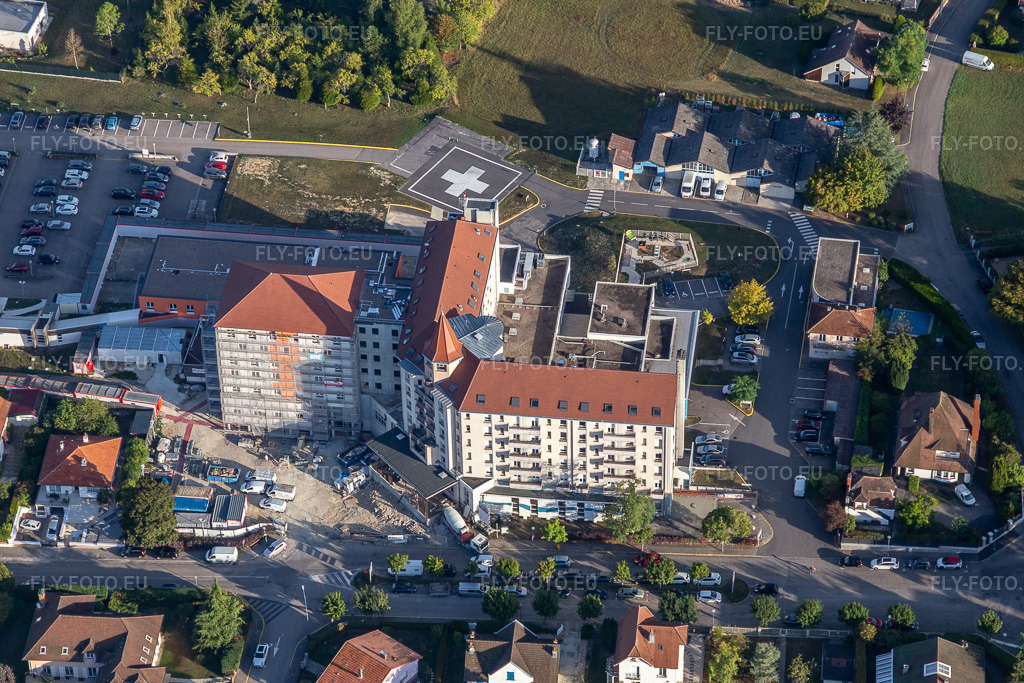 Vue aérienne: Centre Hospitalier de l'Ouest Vosgien à Vittel dans le département Vosges, France. Photo: IMG_118459.jpg prise le 16/09/2019 par Werner Riehm/FLY-FOTO.eu – Résolution de l'original: 4709 x 3139 px