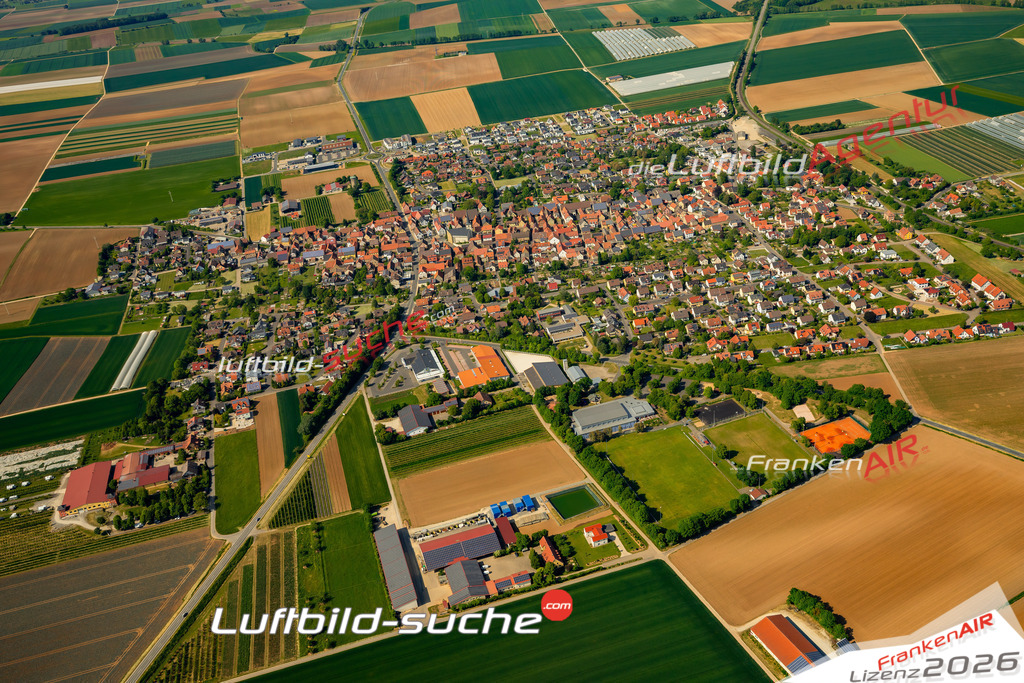 Das Luftbild zeigt  Bergtheim - Die Luftaufnahme wurde 2023 vom UL-Flugzeug aus erstellt ( keine Drohne ) - Hochauflösende Luftaufnahme - Für grossformatige Ausdrucke geeignet. Die Geschenkidee !Mit Lizenz und Bildrechte bestellbar