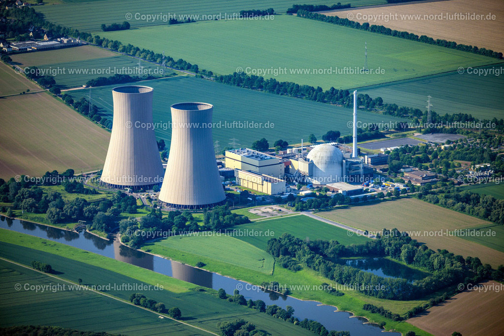 Emmerthal_Grohnde_AKW_Kraftwerk_ELS_0422050623 | GROHNDE 05.06.2023 Reaktorblöcke, Kühlturmbauwerke und Anlagen des AKW - KKW Atomkraftwerk - Kernkraftwerk in Grohnde im Bundesland Niedersachsen, Deutschland. Weiterführende Informationen bei: BGZ Gesellschaft für Zwischenlagerung mbH,  PreussenElektra GmbH. // Reactor blocks, cooling tower structures and facilities of the nuclear power plant in Grohnde in the state of Lower Saxony, Germany. Further information at: BGZ Gesellschaft fuer Zwischenlagerung mbH,  PreussenElektra GmbH. Foto: Martin Elsen