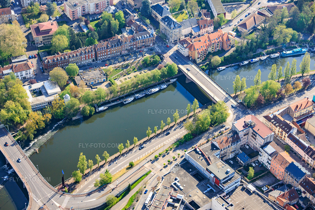 Aerial view: Saar bridges Pont de l'Europe and Pont des Alliés, and marina from the southwest in the district Blies Sud in Saargemünd in the state Moselle, France. – Photo: IMG_154558.jpg taken on 04/18/2026 by Werner Riehm/FLY-FOTO.com – Resolution of the original: 6000 x 4000 px