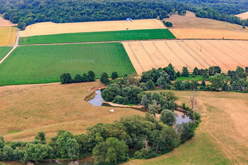 Aerial view: River bends in the Meuse valley in Vaucouleurs in the state Meuse, France. – Photo: IMG_083594.jpg taken on 07/13/2015 by Werner Riehm/FLY-FOTO.com – Resolution of the original: 5472 x 3648 px