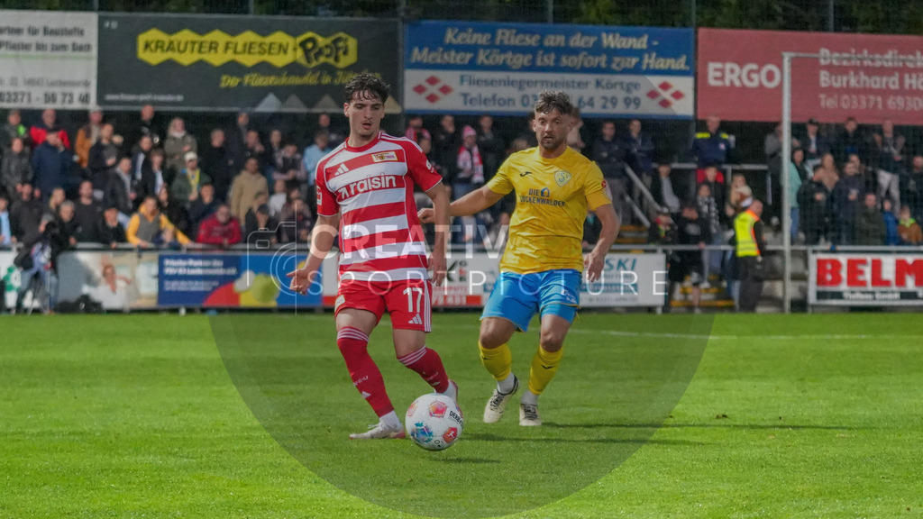 Fußball, Herren, Saison 2025/2026, Testspiel, Freundschaftsspiel, FSV 63 Luckenwalde vs. 1.FC Union Berlin, Mittwoch 08.10.2025, Werner-Seelenbinder-Stadion Luckenwalde, | Fußball, Herren, Saison 2025/2026, Testspiel, Freundschaftsspiel, FSV 63 Luckenwalde vs. 1.FC Union Berlin, Mittwoch 08.10.2025, Werner-Seelenbinder-Stadion Luckenwalde, Im Bild: David Preu (l. Union) und Clemens Koplin (r. Luckenwalde) - Realisiert mit Pictrs.com