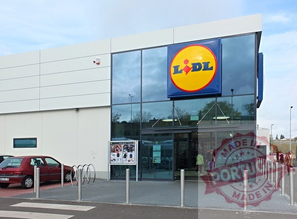 Lidl supermarket exterior with customers entering and leaving | Modern Lidl grocery store facade featuring people shopping and a red car parked - Realisiert mit Pictrs.com