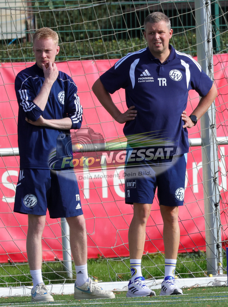 SV Enger-Westerenger - TuS Bruchmühlen | Auf dem Bild zu sehen: SV Enger-Westerenger Trainer v.l.: Finn Siekmann, Tim Feichtinger  SV Enger-Westerenger, TuS Bruchmühlen, Saison 26/27, Kreisliga A, Enger, Deutschland - Realisiert mit Pictrs.com