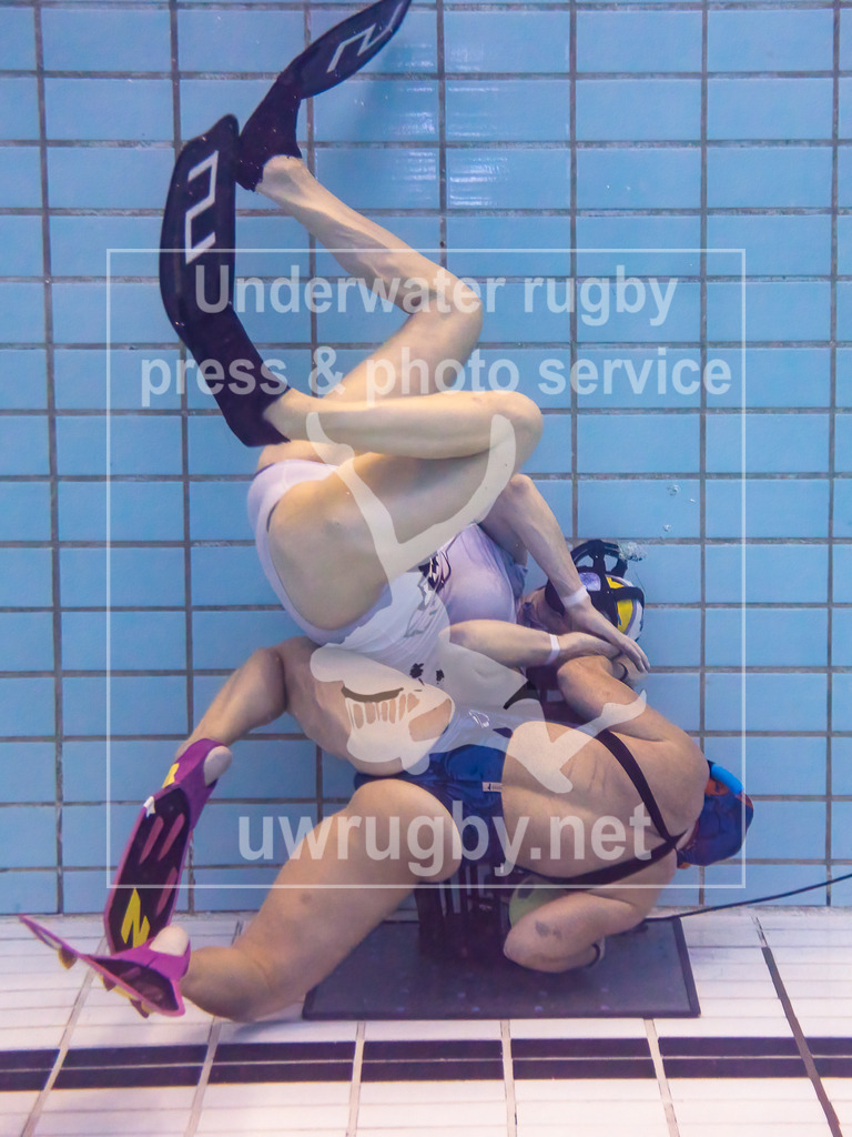 GER, Hammerheads(USA) vs. Amager UVR (Dänemark), Damen, Unterwasser-Rugby, Champions Cup 2024,  24.11.2024 | Ana Maria Cifuentes (Hammerheads, #10) beim Strafwurf gegen die dänische Torfrau Pernille Linnert Jensen (Amager UVR, #02). - Realisiert mit Pictrs.com