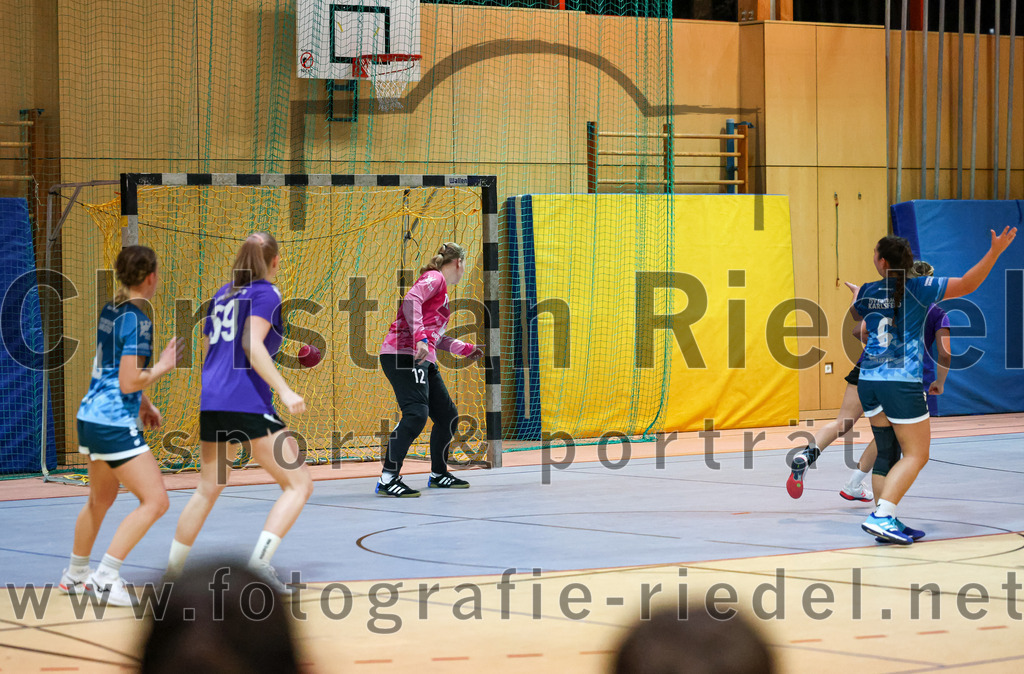 2023-01-21_103_SpVgg_Altenerding_gegen_TSV_Karlsfeld | Erding, Deutschland, 21.01.2023:
Handball, Bezirksoberliga Frauen Altbayern 2022 / 2023, 8. Spieltag, SpVgg Altenerding gegen TSV Karlsfeld, Endergebnis: 28:24

Selina Becker (SpVgg Altenerding, #69), Johanna Forstner (TSV Eintracht Karlsfeld, #12)

Foto: Christian Riedel / fotografie-riedel.net