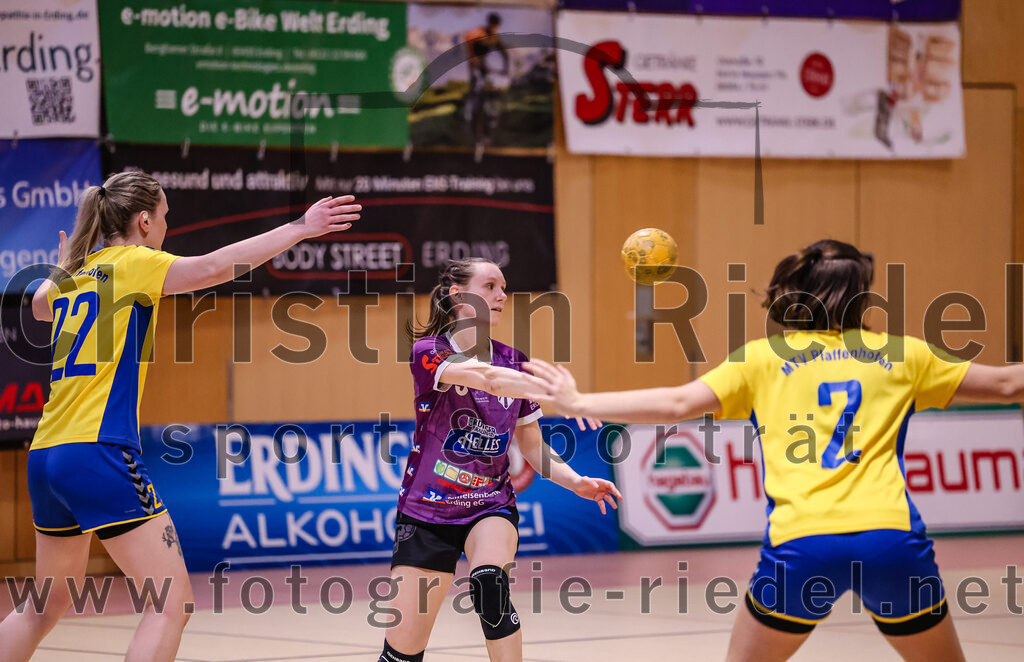 2025-02-15_011_SpVgg_Altenerding_gegen_MTV_Pfaffenhofen | Erding, Deutschland, 15.02.2025:Handball, Bezirksoberliga Frauen Altbayern 2024 / 2024, 14. Spieltag, SpVgg Altenerding gegen MTV Pfaffenhofen, Endergebnis: 27:23Daniela Reiher (MTV Pfaffenhofen, #22), Julia Kranich (SpVgg Altenerding, #9), Magdalena Scherer (MTV Pfaffenhofen, #2)Foto: Christian Riedel / fotografie-riedel.net