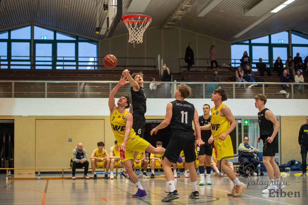 Baskets Juniors/TSG Westerstede-Rasta Vechta 3 | 1. Basketball-Regionalliga; Baskets Juniors/TSG Westerstede (gelb) - Rasta Vechta 3 (schwarz) am 18.01.2025 in Westerstede (Hössensporthalle), Photo: Philip Eiben 2025 - Realisiert mit Pictrs.com
