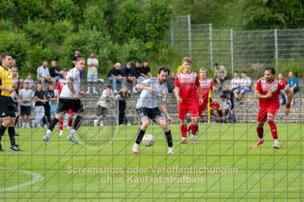 20250616_191617_0504 | #,  TV Eybach (weiß) vs. 1.FC Donzdorf II (rot), Fussball, Entscheidungsspiel 3 in Kreisliga A3 - Bezirk Neckar/Fils, Saison 2024/2025, Rasensportplatz, Staufenecker Str. 41, 73084 Salach, 16.06.2025 - 18:30 Uhr,Foto: PhotoPeet-Sportfotografie/Peter Harich