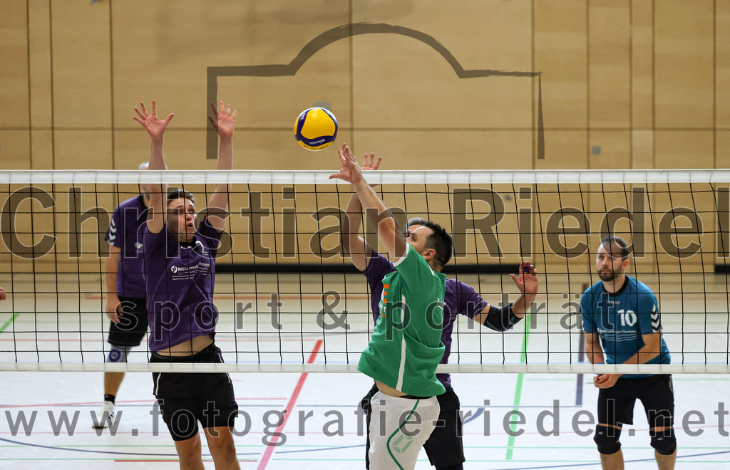 2022-11-12_039_TuS_Oberding_gegen_SC_Freising_II | Oberding, Deutschland, 12.11.2022:
Volleyball, Bezirksliga Ost 2022 / 2023, 7. Spieltag, TuS Oberding gegen MTV Pfaffenhofen II, Endergebnis: 3:2

Florian Wenz (SC Freising, #2), Christian Sieracki (TuS Oberding, #7), Daniel Kindermann (SC Freising, #10)

Foto: Christian Riedel / fotografie-riedel.net