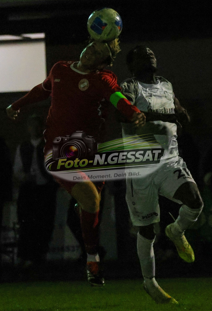 Bünder SV - FC RW Kirchlengern II | Auf dem Bild zu sehen: weiß Bünder SV: Sidibe Mamadou Kaba ; rot FC RW Kirchlengern II: Tim Luca Tücke Bünder SV, FC RW Kirchlengern II, Saison 26/27, Kreisliga A, Bünde, Deutschland - Realisiert mit Pictrs.com