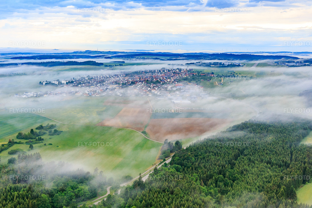 Luftbild: Ortsansicht von Osten unter Nebel in Neuhausen ob Eck im Bundesland Baden-Württemberg in Deutschland. Foto: IMG_115047.jpg vom 10.06.2019 durch Werner Riehm/FLY-FOTO.de