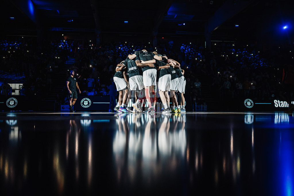 Basketball | Männer | Saison 2023/2024 | easyCredit Basketball Bundesliga | 32. Spieltag | Veolia Towers Hamburg vs. NINERS Chemnitz | 04.05.2024 | Towers Kreis vor dem Spiel