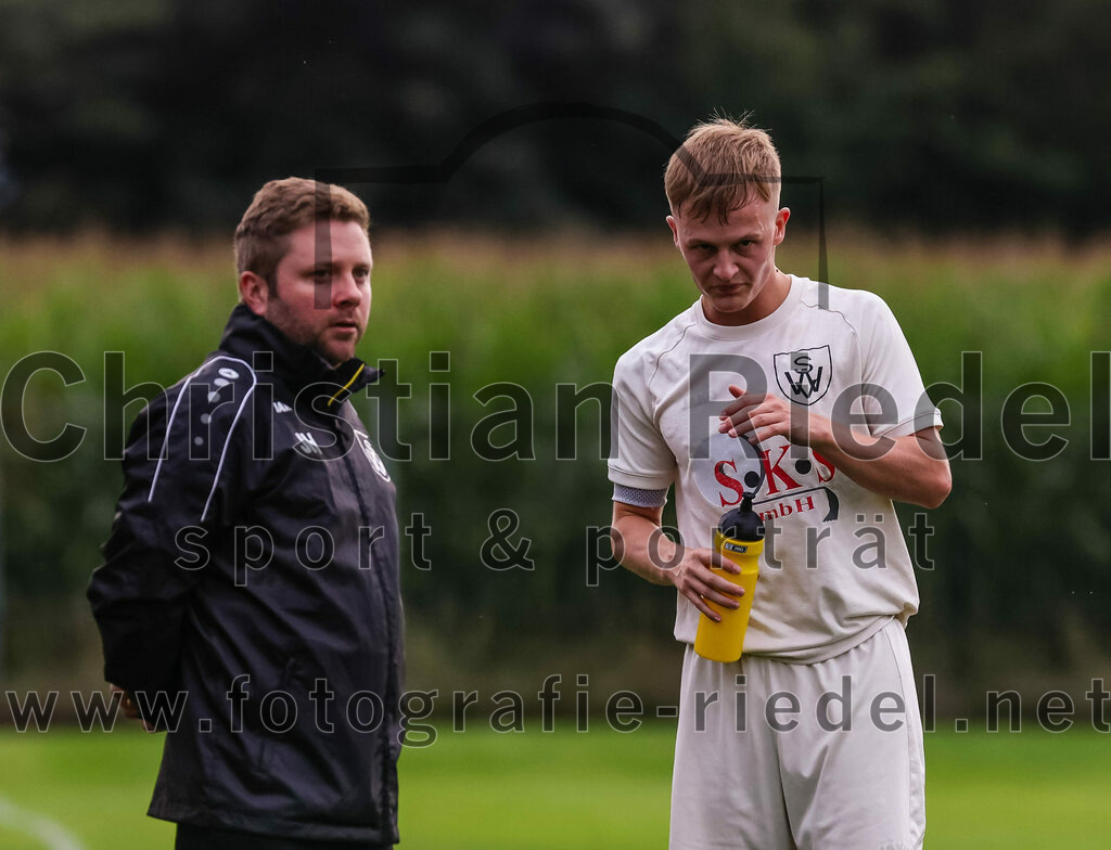 2023-08-04_041_SV_Walpertskirchen_gegen_FC_Finsing | Walpertskirchen, Deutschland, 04.08.2023:
Fußball, Kreisliga 2023 / 2024, 2. Spieltag, SV Walpertskirchen gegen FC Finsing, Endergebnis: 3:3

Trainer Josef Heilmeier (SV Walpertskirchen), Marius Orthuber (SV Walpertskirchen, #6)

Foto: Christian Riedel / fotografie-riedel.net