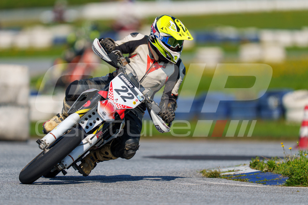 SuperMoto_Staatsmeisterschaft_Greinbach_237 | GRIPcapture steht für authentische Sportfotografie in Österreich – für Momente, die mehr sind als Geschwindigkeit oder Ergebnis. Es geht um Emotion, Spannung, Fokus und den Augenblick, der oft nur einen Wimpernschlag dauert.Ob Motorsport, Teamsport oder 